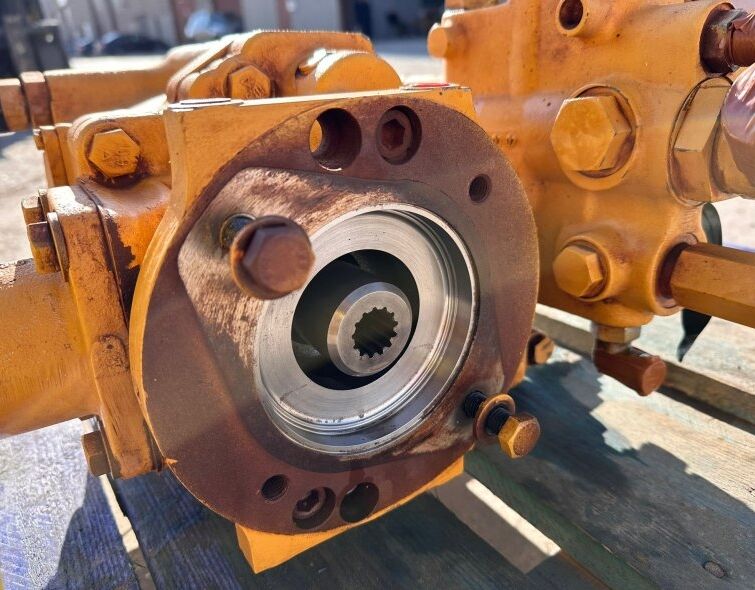 - CATERPILLAR HYDRAULISCHE NIVELLIERUNGSPUMPE