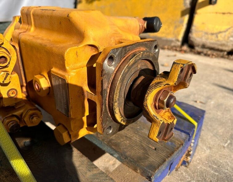 - CATERPILLAR HYDRAULIC LEVELING PUMP