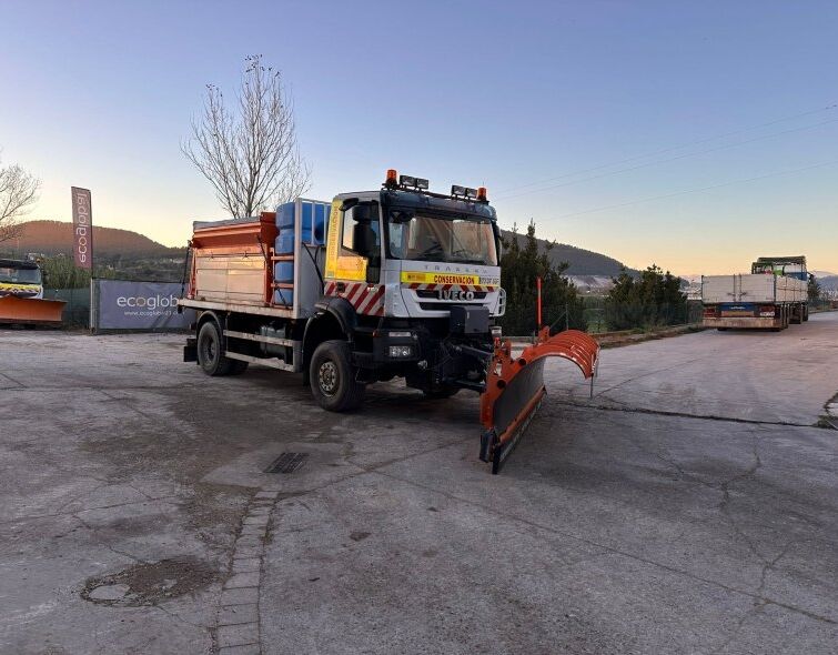 IVECO  TRAKKER 4X4 ***SCHNEEPFLUG***