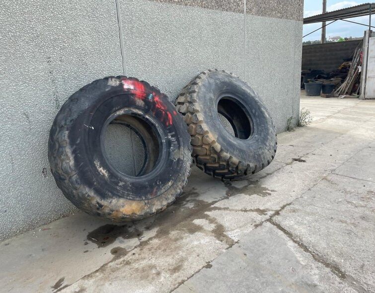- 20.5R25 TIRE