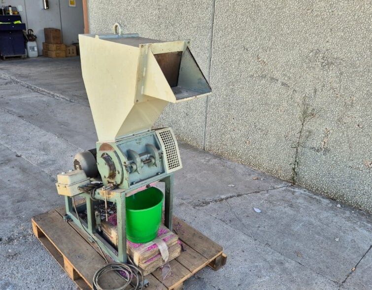 - PLASTIC SHREDDER
