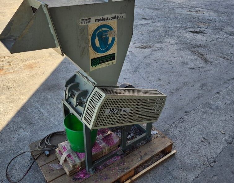 - PLASTIC SHREDDER
