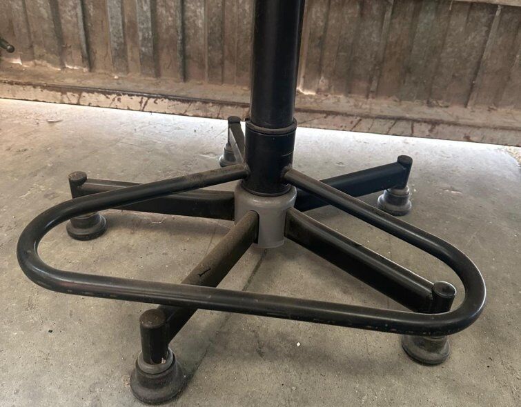 - LOT OF DESK STOOLS