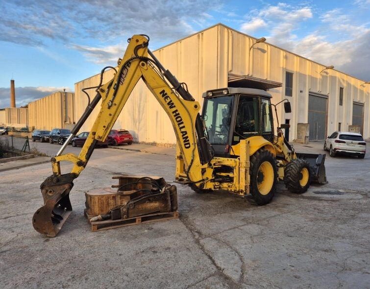 NEW HOLLAND LB110B TC
