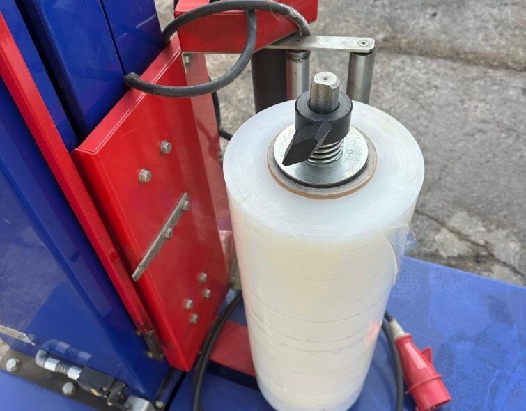 - SEMI-AUTOMATIC STRAPPER FOR EUROPEAN PALLETS