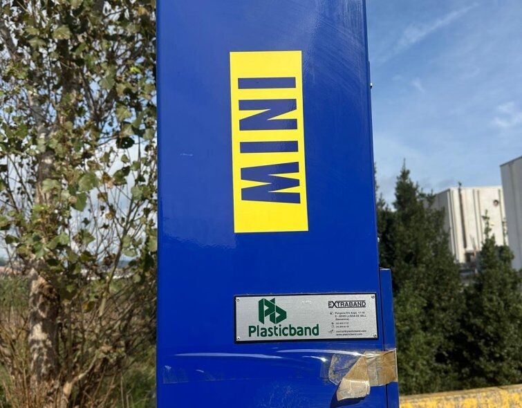 - SEMI-AUTOMATIC STRAPPER FOR EUROPEAN PALLETS