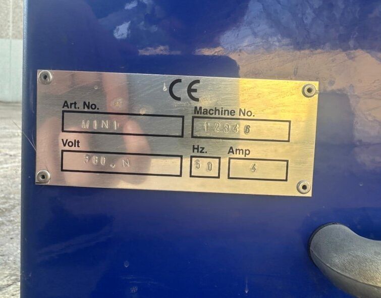 - SEMI-AUTOMATIC STRAPPER FOR EUROPEAN PALLETS