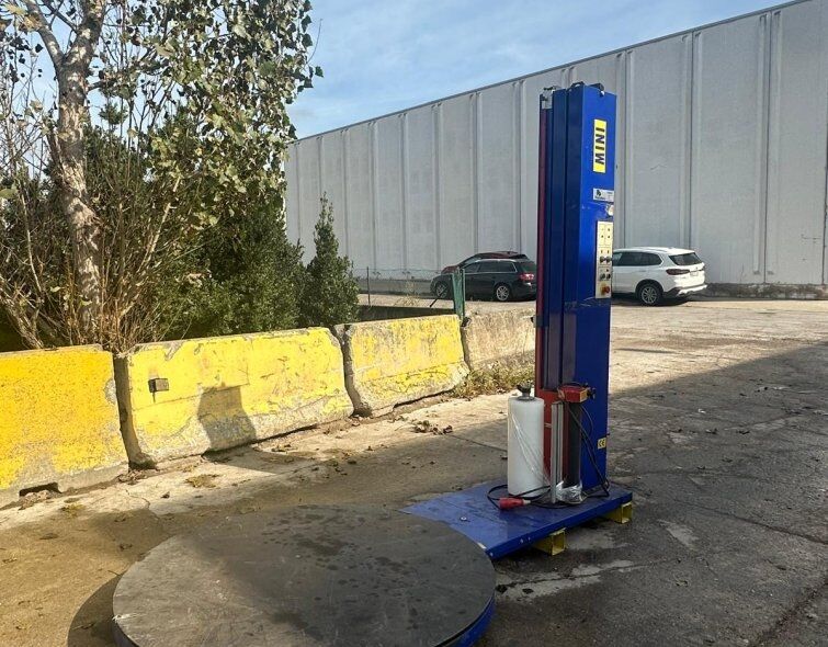 - SEMI-AUTOMATIC STRAPPER FOR EUROPEAN PALLETS