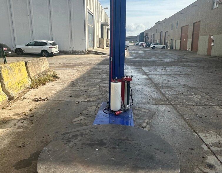 - SEMI-AUTOMATIC STRAPPER FOR EUROPEAN PALLETS