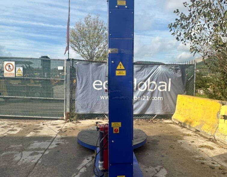 - SEMI-AUTOMATIC STRAPPER FOR EUROPEAN PALLETS