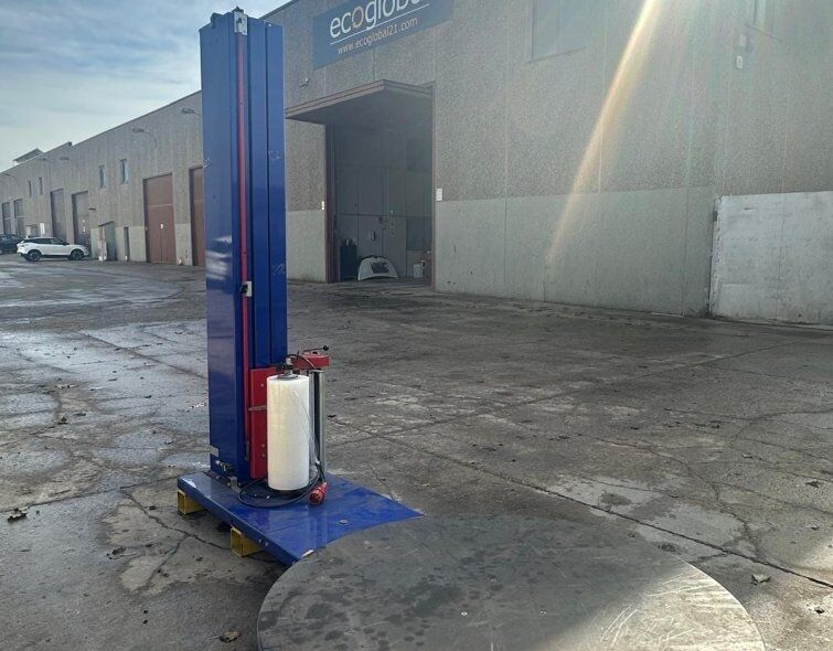 - SEMI-AUTOMATIC STRAPPER FOR EUROPEAN PALLETS