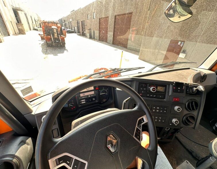 RENAULT K460 6X6 ***SNOW PLOW WITH SALT SPREADER***