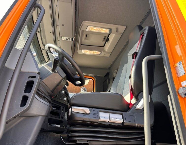 RENAULT K460 6X6 ***SNOW PLOW WITH SALT SPREADER***