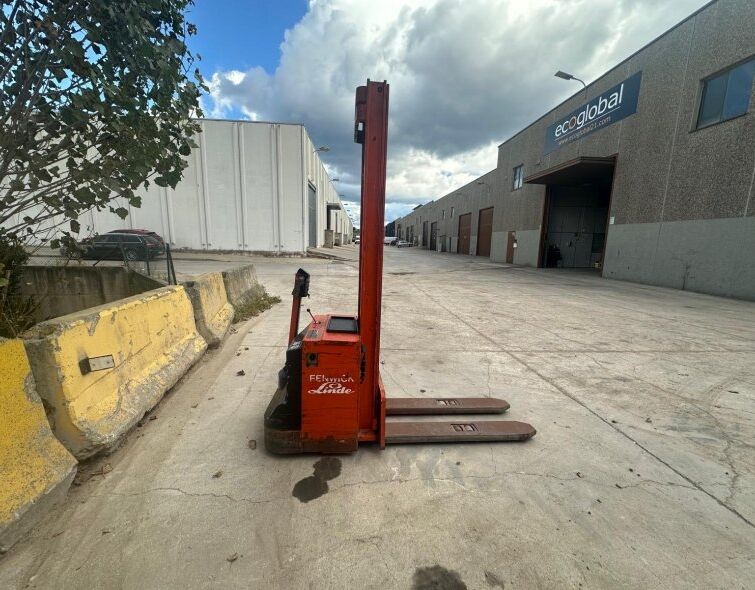- LINDE PALLET TRUCK