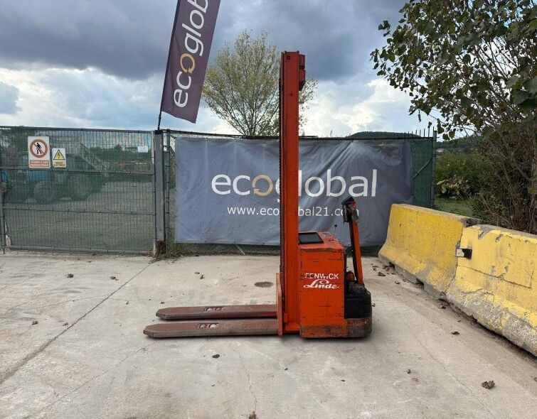 - LINDE PALLET TRUCK