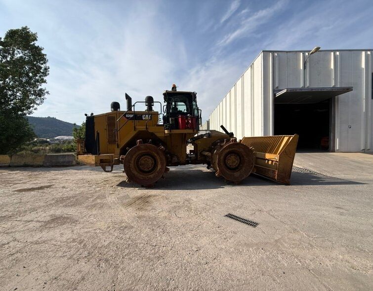 CATERPILLAR  826K **WASTE COMPACTOR**