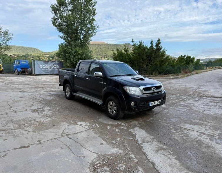 TOYOTA  HILUX