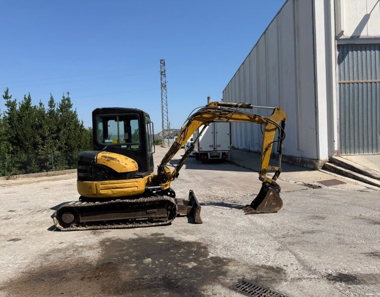CATERPILLAR  304 **MINI EXCAVATOR**