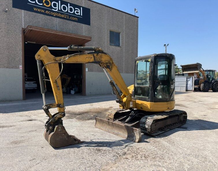 CATERPILLAR  304 **MINI EXCAVATOR**