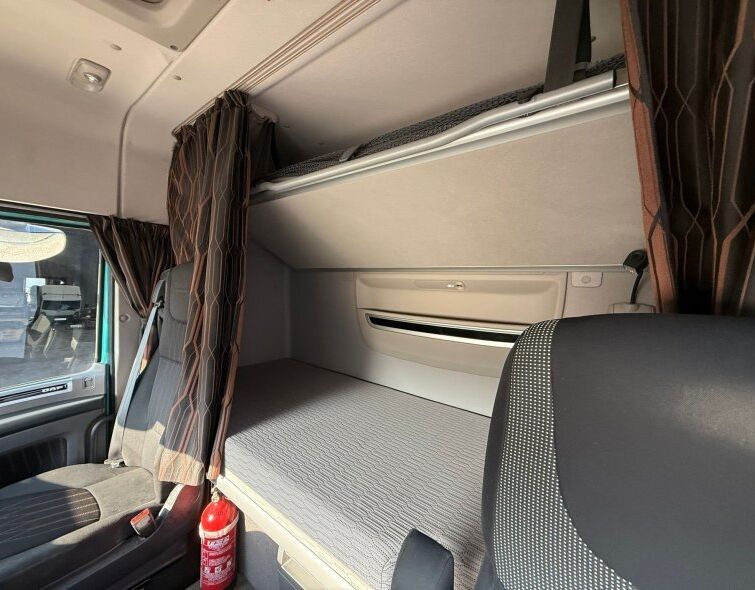 - DAF TRACTOR UNIT AND BENALU SEMI-TRAILER SET