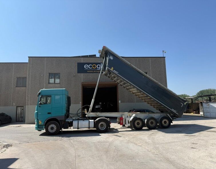 - DAF TRACTOR UNIT AND BENALU SEMI-TRAILER SET