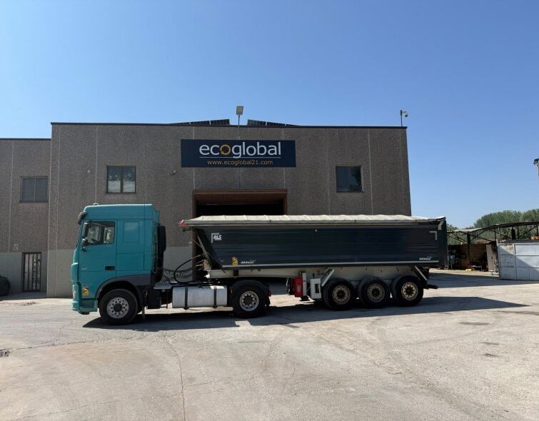 - DAF TRACTOR UNIT AND BENALU SEMI-TRAILER SET