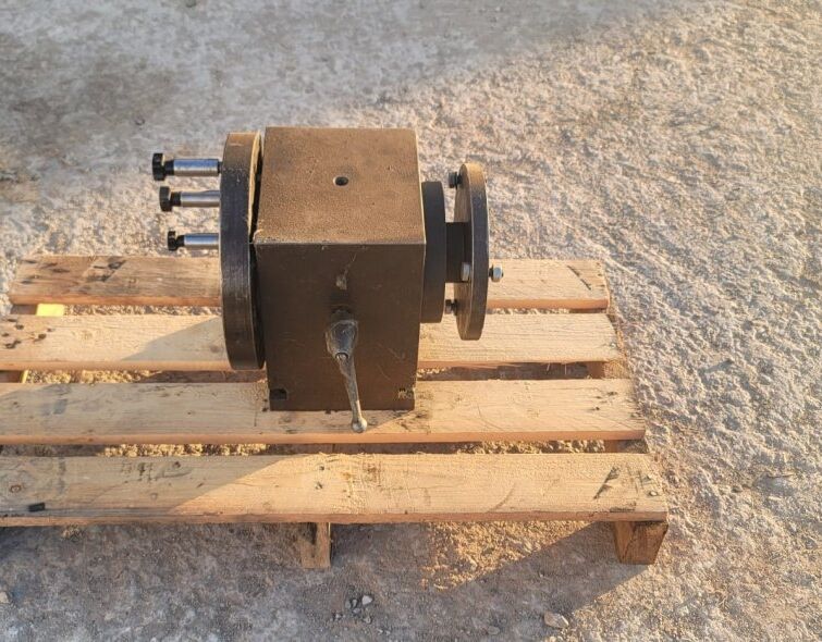 - TURNTABLE FOR LATHE
