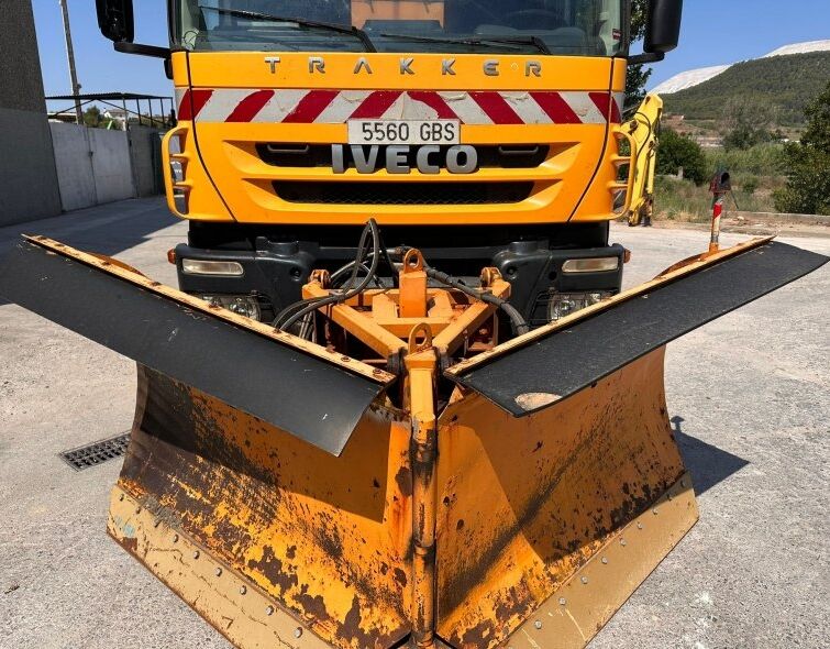 IVECO  TRAKKER 4X4 ***CHASSE-NEIGE AVEC SALIÈRE***