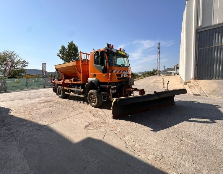 IVECO TRAKKER 4x4 ***SCHNEEPFLUG MIT SALZSTREUER***