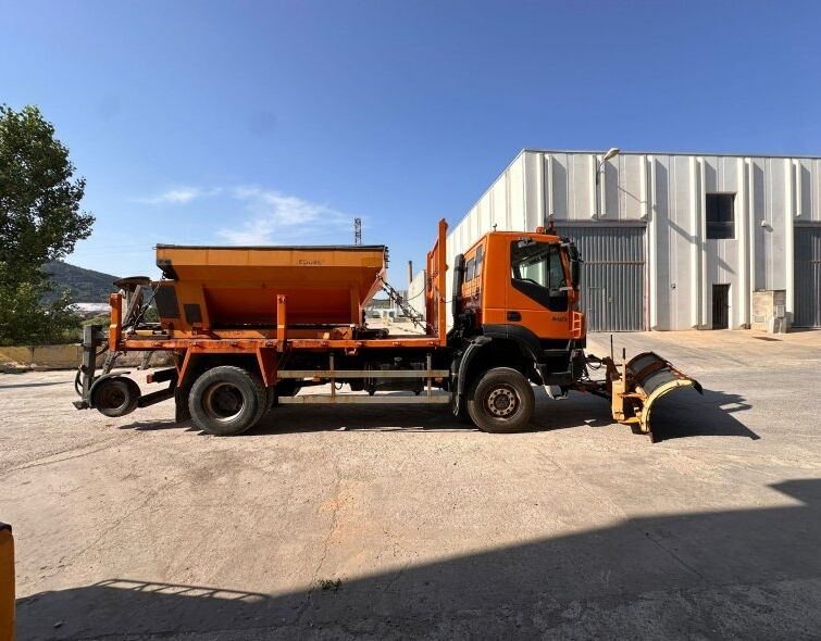 IVECO TRAKKER 4x4 ***CHASSE-NEIGE AVEC SALIÈRE***