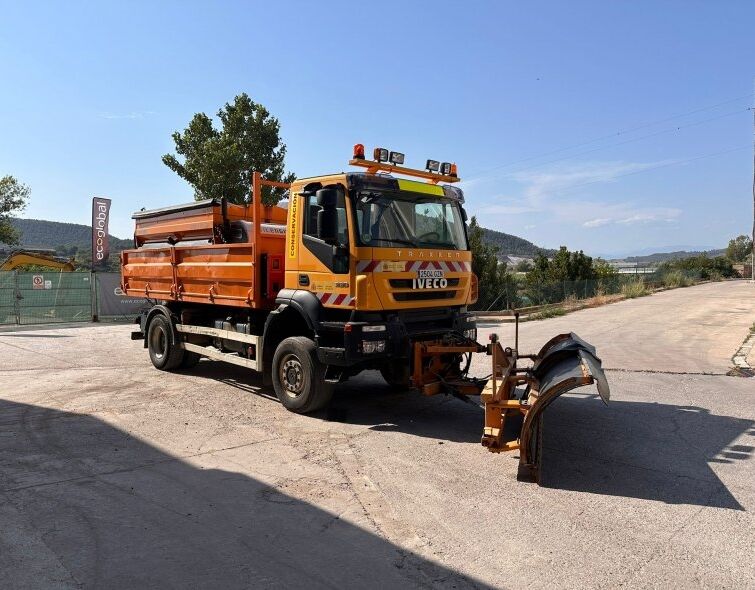 IVECO  TRAKKER 4x4 ***SCHNEEPFLUG MIT SALZSTREUER***