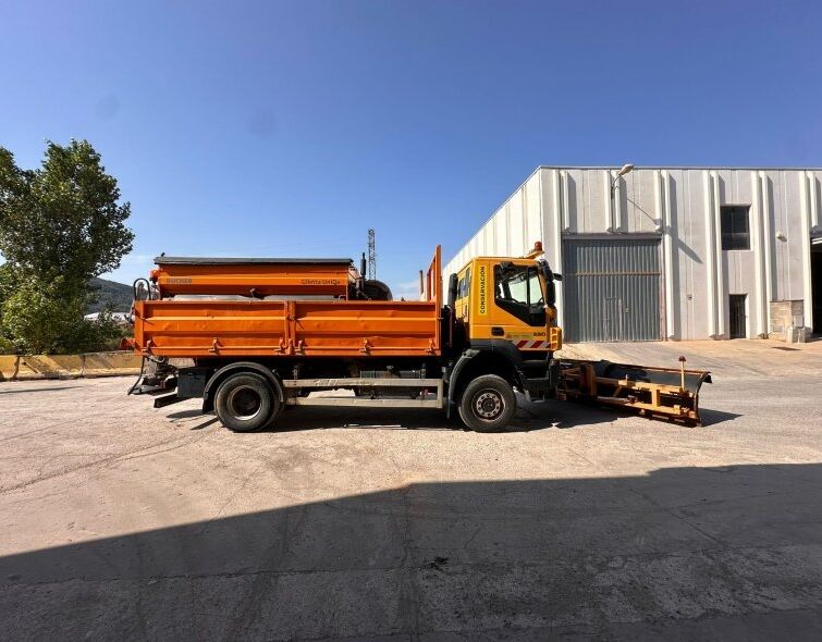 IVECO  TRAKKER 4x4 ***SNOW PLOUGH WITH SALT SHAKER***