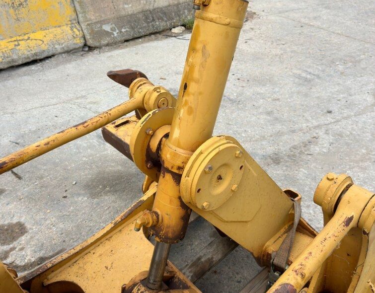 - RIPPER POUR NIVELEUSE CATERPILLAR