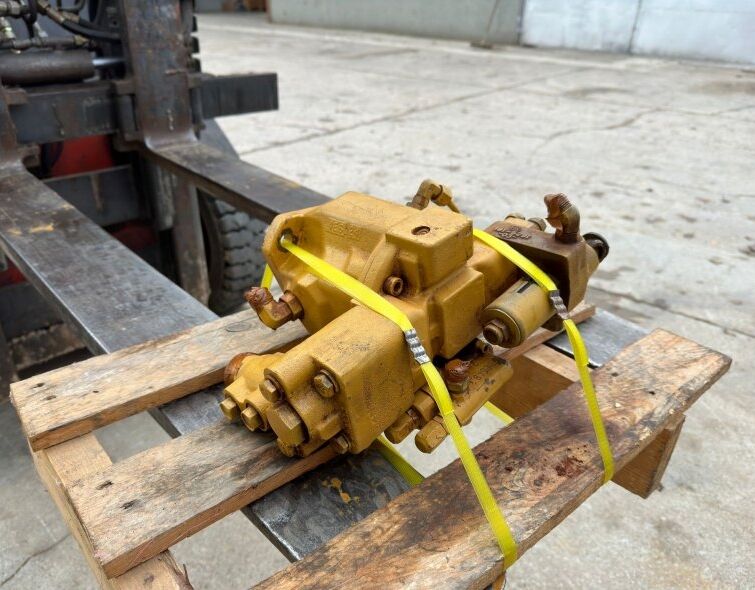 - CATERPILLAR HYDRAULIC LEVELING PUMP