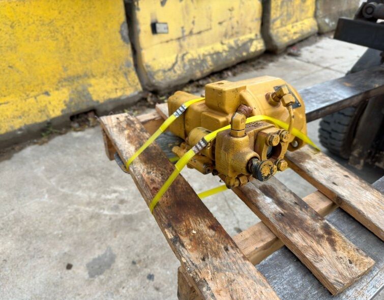 - CATERPILLAR HYDRAULIC LEVELING PUMP