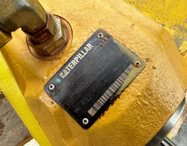 - CATERPILLAR HYDRAULIC LEVELING PUMP