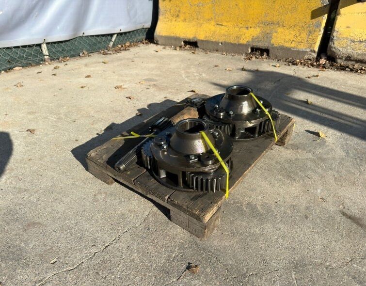 - CATERPILLAR GEARBOX WITH SHAFTS