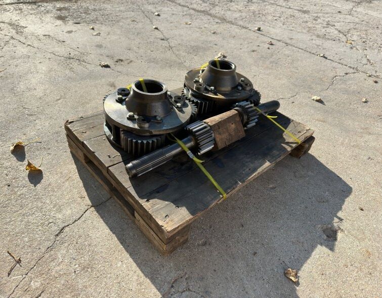 - CATERPILLAR GEARBOX WITH SHAFTS