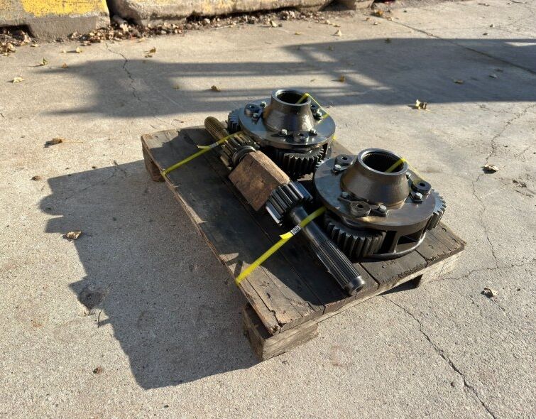 - CATERPILLAR GEARBOX WITH SHAFTS