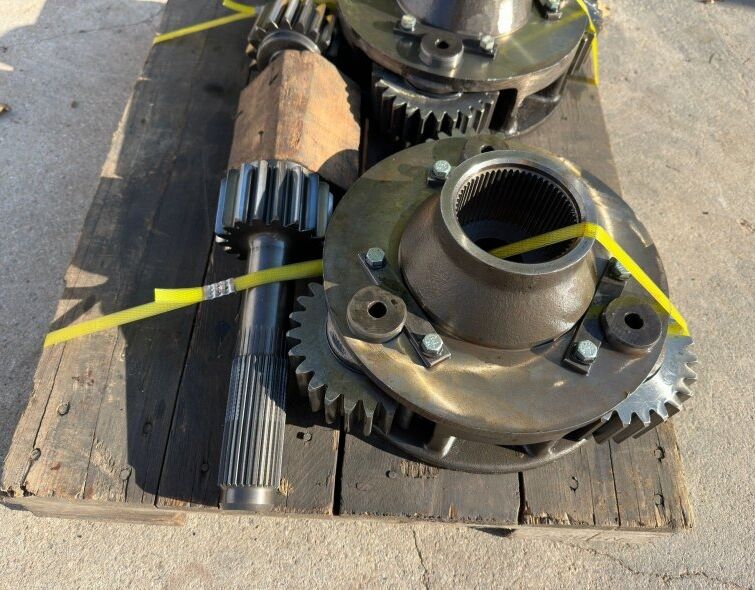 - CATERPILLAR GEARBOX WITH SHAFTS