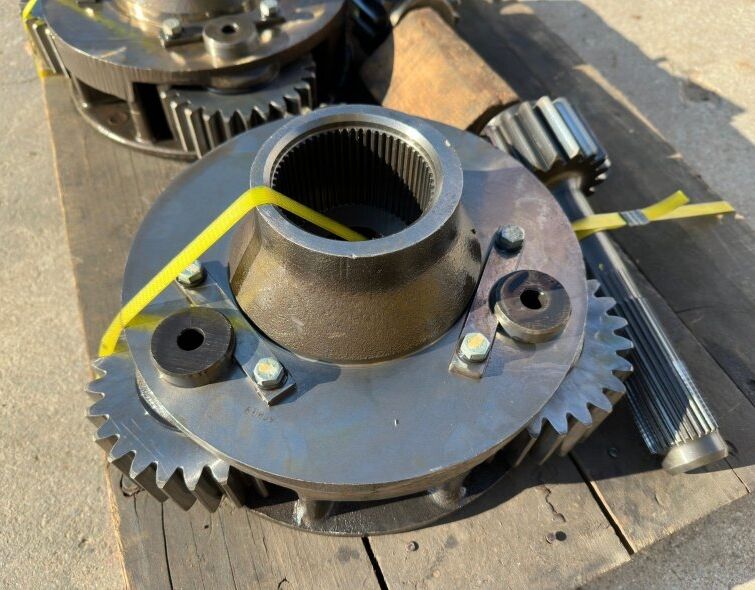 - CATERPILLAR GEARBOX WITH SHAFTS