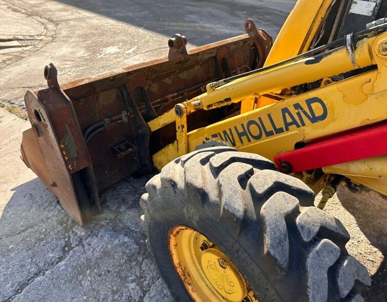 NEW HOLLAND LB110-4PT