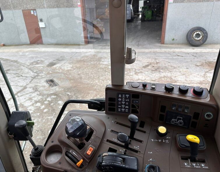 JOHN DEERE  6620 WITH SHOVEL