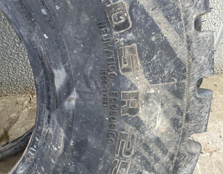 - 20.5R25 TIRE