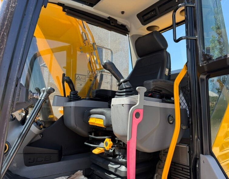 JCB  131X LCD