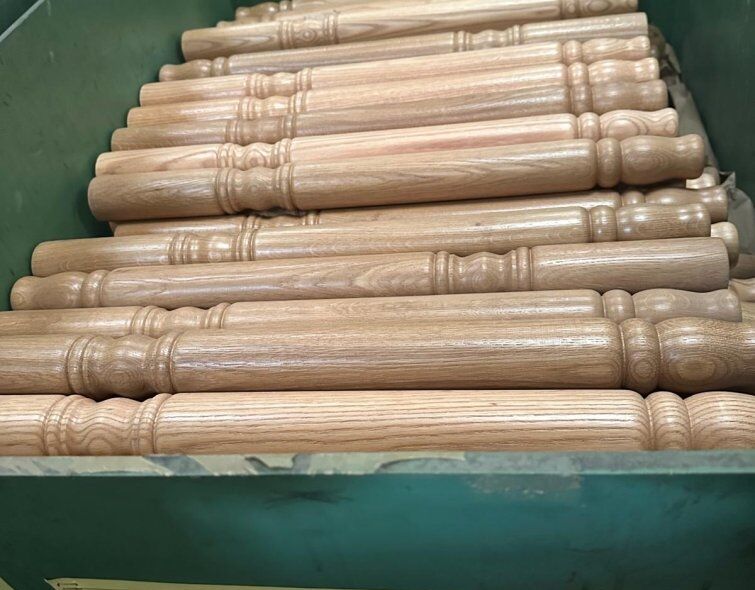 - LOTS OF WOODEN TABLE LEGS