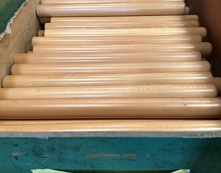 - LOTS OF WOODEN TABLE LEGS