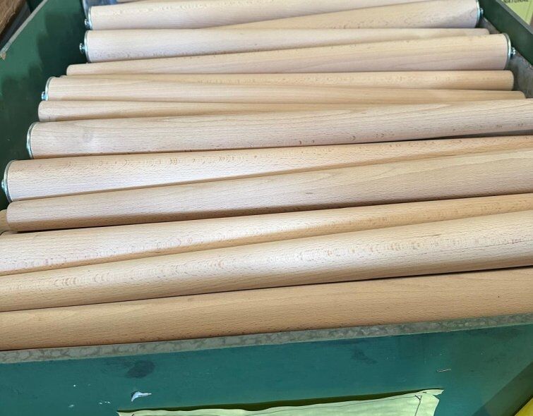 - LOTS OF WOODEN TABLE LEGS