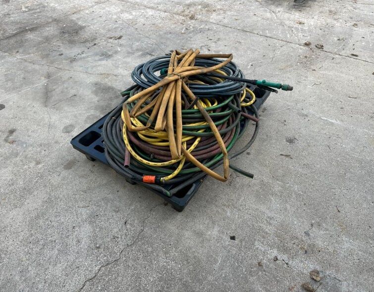- LOT OF GARDEN HOSES