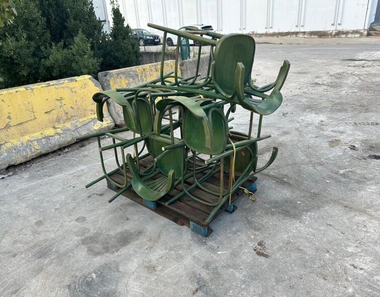 - LOT OF BAR STOOLS